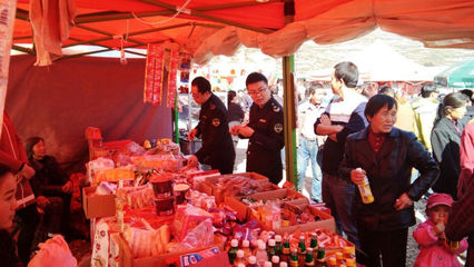 縣食藥監(jiān)局灘歌鎮(zhèn)監(jiān)管所開展白馬溝廟會食品安全專項檢查工作